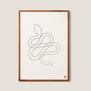 Könnte beinhalten: Gerahmter Kunstdruck mit einer minimalistischen Strichzeichnung einer schwarzen Schlange auf weißem Hintergrund. Das Kunstwerk ist in einem braunen Holzrahmen präsentiert, der eine moderne und stilvolle Ästhetik bietet. Geeignet für die Inneneinrichtung.