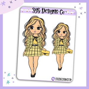 Puede incluir: Una hoja de pegatinas con dos ilustraciones de un personaje de pelo rubio largo, que lleva un conjunto de blazer y falda de cuadros amarillos, una pajarita negra y un bolso de mano amarillo. El texto SGS Designs Co aparece impreso arriba y abajo.
