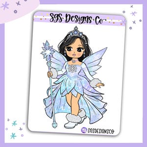 Puede incluir: Una pegatina con un personaje de dibujos animados de pelo oscuro, corona plateada y alas azules, con un vestido azul claro con copos de nieve. El personaje sostiene un bastón con un copo de nieve y lleva botas blancas. Texto: SGS Designs Co.