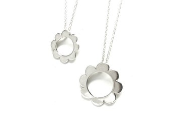 Set of 2 Daisy flowers pendants in Solid Sterling Silver, perfect gift for mother and daughter, mum & me, love my mum, like mummy