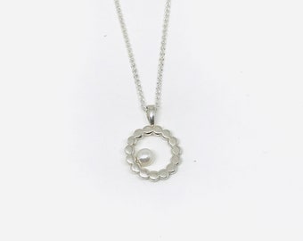 Round Circle Pendant in Sterling Silver with a Freshwater Pearl, simple and elegant jewelry, perfect for a Gift, dainty pendant.