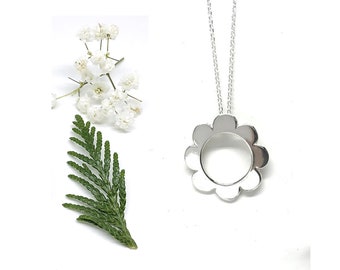 Big Daisy Flower pendant in Sterling Silver, timeless jewelry, every day wardrobe, easy to wear