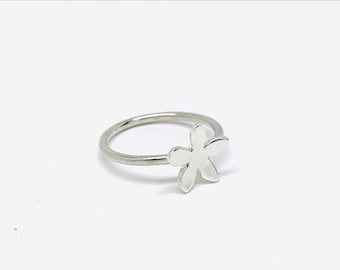 Lovely Flower Ring in Sterling Silver, easy to wear everyday, perfect gift for her