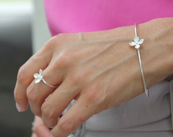 Bangle bracelet in Sterling Silver with a lilac flower