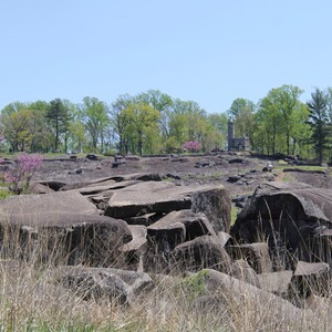 Widok na Little Round Top z Devil's Den - Gettysburg / Fotografia