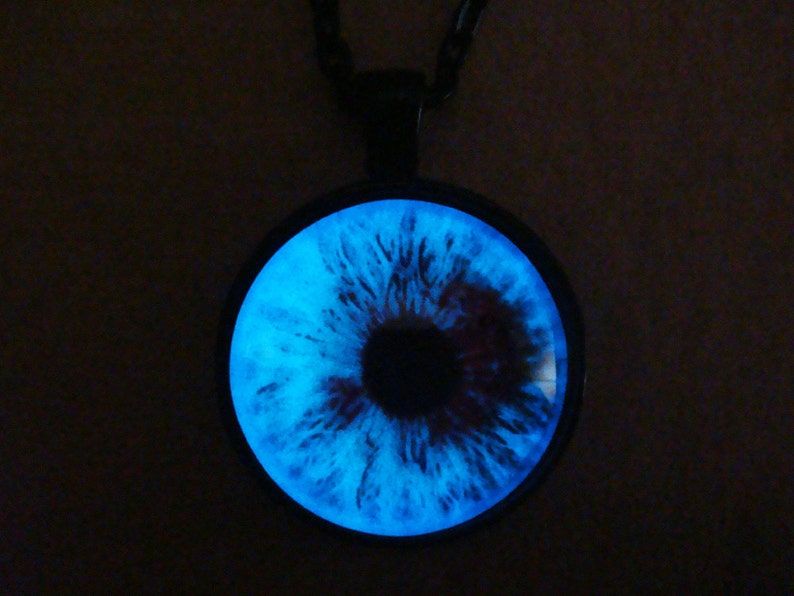 Glowing Necklace Eye / Glow in the Dark / Green Eye / Glowing Eye