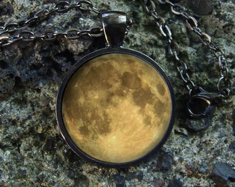 Resplandor de la luna oscura / amarillo brillante collar / brillante joyería / joyería del resplandor / resplandor en el oscuro colgante / único colgante / espacio resplandor