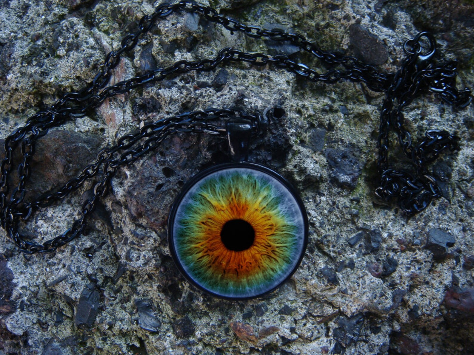 Glowing Necklace Eye / Glow in the Dark / Green Eye / Glowing Eye