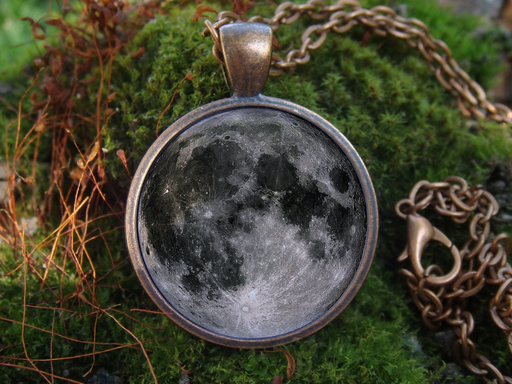 Glow in the Dark / Gray Moon / Glowing 