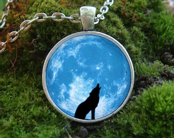 Glow in the dark / Wolf howling at the Moon / Glowing necklace / Glowing jewelry / Jewelry glow / Glow in the dark Pendant / Moon and Wolf