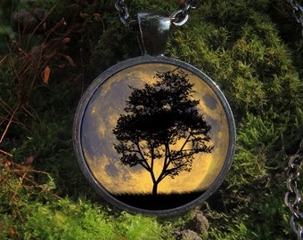 Brillan en la oscuridad de la luna y del árbol brillante collar / brillante joyería / joyería del resplandor / resplandor en el oscuro colgante espacio y árbol / azul Luna
