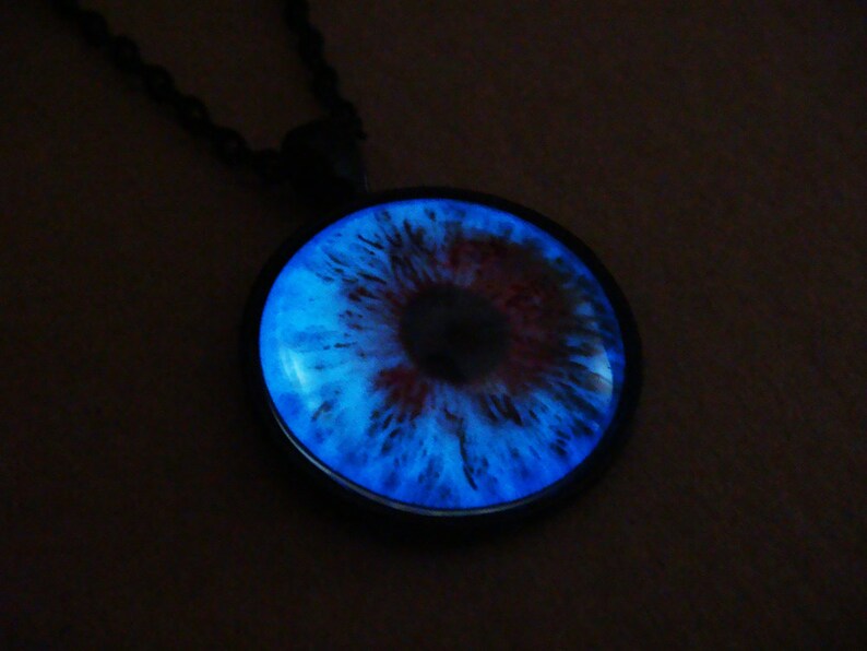 Glowing Necklace Eye / Glow in the Dark / Green Eye / Glowing Eye