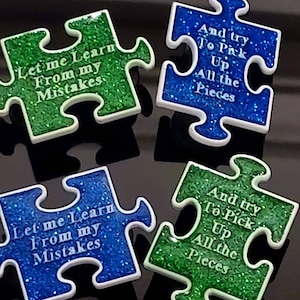 Peut inclure: Quatre pièces de puzzle en paillettes vertes et bleues avec des bordures blanches. Chaque pièce porte un message inspirant différent. Les pièces vertes disent "Laissez-moi apprendre de mes erreurs" et "Et essayez de ramasser tous les morceaux". Les pièces bleues disent "Laissez-moi apprendre de mes erreurs" et "Et essayez de ramasser tous les morceaux".