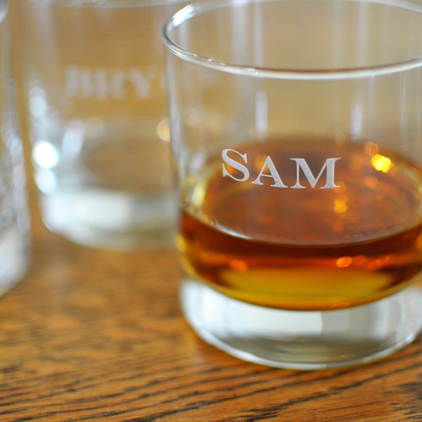 Name Engraved Whiskey Glass, Custom Gift for Groomsmen, Wedding Trends 2024, Best Man Gift, Cocktail Wedding, Wedding Gift,