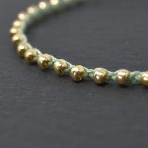 Mint Grün und Gold Bead Häkeln Stapel Armband - Knopfverschluss - Wählen Sie Länge