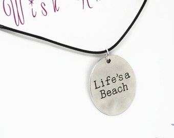 La vie est un collier de plage. Pendentif estampillé. Collier Surfeur - Collier Cordon Coton Noir Ajustable