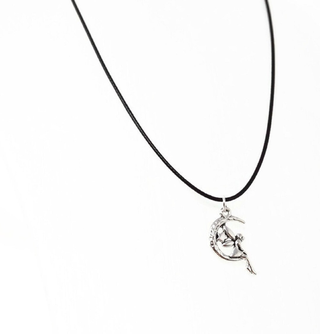Pendentif Fée Assise Sur Une Lune - Cordon En Coton Rose - Neuf Sous Blister