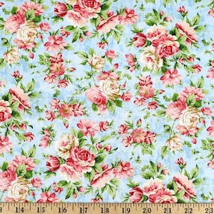 Bouquet de roses sur coton matelassé bleu ciel. Prix à la 1/2 mètre