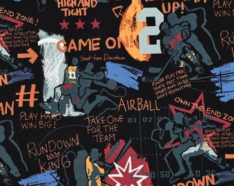 Könnte beinhalten: Ein schwarzer Stoff mit einem bunten Sport-Motivdruck, der Athleten, Basketballkörbe und Sterne zeigt. Der Text umfasst "GAME ON!", "NEXT MAN UP!", "HIGH AND TIGHT", "AIRBALL", "RUNDOWN KING", "TOUCHDOWN" und "TAKE ONE FOR THE TEAM".