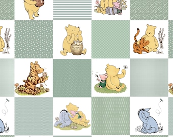 Könnte beinhalten: Ein Stoffmuster mit Illustrationen von Winnie Puuh und seinen Freunden. Das Design ist ein Raster aus Quadraten, das zwischen weißen Hintergründen mit Charakterzeichnungen und hellgrünen Mustern wechselt. Zu den Charakteren gehören Puuh, Tiger, Ferkel und I-Aah.