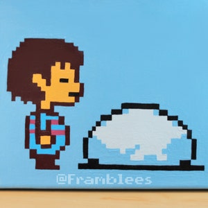 Puede incluir: Una pintura de arte pixel en un lienzo azul que representa a un personaje de cabello castaño con una camisa a rayas azules y rosas de pie junto a una nube pixelada blanca y azul. La pintura está firmada "@Frambllees" en la esquina inferior derecha.