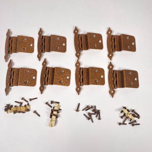 Set med 8 Ajax skåpdörrsgångjärn med skruvar, hamrad kopparfinish