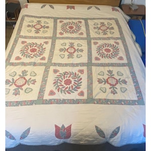 Courtepointe à l&#39;emporte-pièce, patchwork et appliqués, floral, matelassé à la main, cousu à la machine, 83 x 83 po.