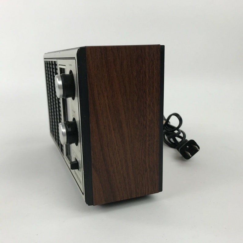 Partially Working Soundesign AMFM Table Radio 3333-A Faux Wood Case