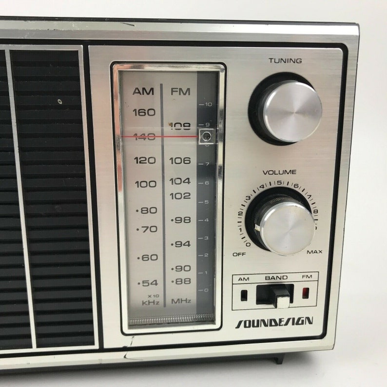 Partially Working Soundesign AMFM Table Radio 3333-A Faux Wood Case