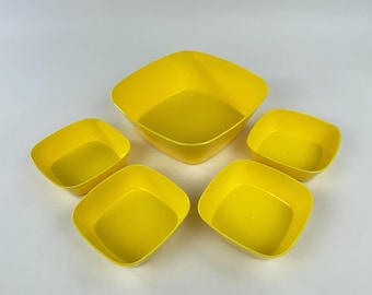 Dawn Garfield NJ Plastikschüssel-Set, 1 Servierschüssel und 4 Müsli-Salatschüsseln, Gelb