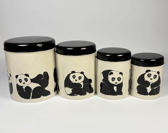 Set di 4 barattoli in latta con coperchi a forma di panda, modello Taylor & Ng, del 1984.