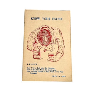 Puede incluir: Portada de libro vintage con el título "KNOW YOUR ENEMY" en texto azul. La ilustración muestra a una persona desplomada sobre una mesa con una botella y un vaso. El subtítulo del libro incluye "How Not to Fall into His Clutches".