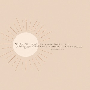 Könnte beinhalten: Ein beiger Hintergrund mit einem Sonnenstrahl-Design in Orange. Das Sonnenstrahl-Design hat einen weißen Kreis in der Mitte mit dem Text "TEACH ME YOUR WAY, O LORD THAT I MAY walk in your truth, UNITE MY HEART TO FEAR YOUR NAME. Psalm 86:11" in schwarzer Kursivschrift.