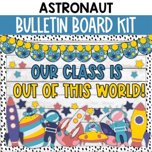 Könnte beinhalten: Ein Bulletin Board Kit mit Weltraumthema. Der Titel lautet "Astronaut Bulletin Board Kit". Der Haupttext lautet "Unsere Klasse ist nicht von dieser Welt!" Das Kit enthält Bilder von Astronauten, Raketen, Planeten und Sternen.