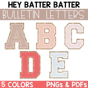 Pode incluir: Cinco letras de feltro coloridas com acabamento dourado de glitter, que soletram "ABCDE". As letras estão em um estilo de fonte universitário e são perfeitas para painéis de avisos ou decoração de sala de aula.