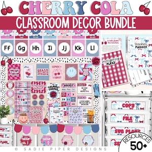 Könnte beinhalten: Ein Klassenzimmer-Dekorationspaket mit Cherry-Cola-Thema. Das Bild zeigt verschiedene Ressourcen für das Klassenzimmer, darunter Alphabete, eine Affirmationsstation, einen Lehrerplaner und Notfallpläne. Das Farbschema umfasst Rosa, Blau und Weiß.