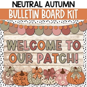 Könnte beinhalten: Neutrales Herbst-Bulletin Board Kit mit dem Text "Welcome to Our Patch!" in orange, rosa und grünen Buchstaben. Das Kit enthält Kürbis-Ausschnitte mit Schleifen und ein Banner mit kreisförmigen Akzenten. Der Hintergrund ist ein Holzplanken-Design.