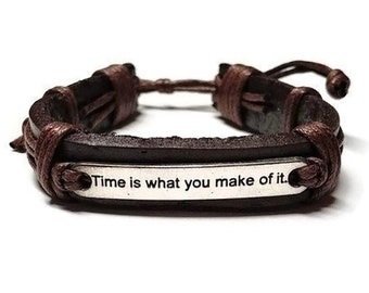 Inspirerende leren armband, citaat 'Time Is What You Make Of It'
