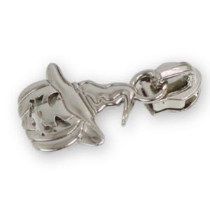 Op de afbeelding: Zilveren rits-trekker met een pompoen die een heksenhoed draagt.