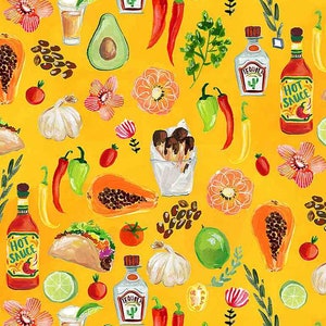 Puede incluir: Un fondo amarillo con un patrón repetido de varios alimentos y bebidas mexicanas. El patrón incluye aguacates, limas, papayas, ajos, botellas de salsa picante, botellas de tequila, pimientos rojos y verdes, cilantro, champiñones, frijoles y tacos.