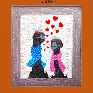 Könnte beinhalten: Ein gesteppter Wandbehang mit zwei Emus, die Schals tragen und von roten Herzen umgeben sind. Der Text "Luv U Emu" befindet sich über den Emus. Der Text "Kristadyelle@gmail.com" und "All Rights Reserved" befindet sich unter den Emus.