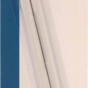 Może przedstawiać: Nawlekacz do igieł do owerloka w przezroczystym plastikowym opakowaniu. Nawlekacz ma cienki, srebrny drut z niebieskim plastikowym uchwytem. Opakowanie zawiera tekst "Serger Needle Threader" i "Enfile-aiguille de surjeteuse".