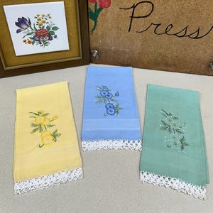 Juego de toallas de mano de lino bordado: decoración de baño con motivos florales vintage