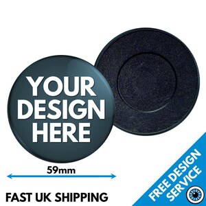Könnte beinhalten: Ein runder Knopf mit einem Durchmesser von 59 mm, schwarzem Hintergrund und weißem Text mit der Aufschrift "YOUR DESIGN HERE".