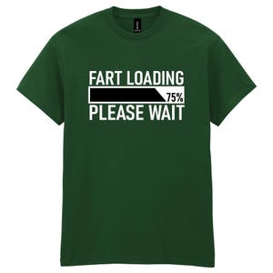 Peut inclure: T-shirt vert foncé avec l'inscription blanche "FART LOADING 75% PLEASE WAIT". Le motif comprend une barre de chargement. Le t-shirt est de style col rond.