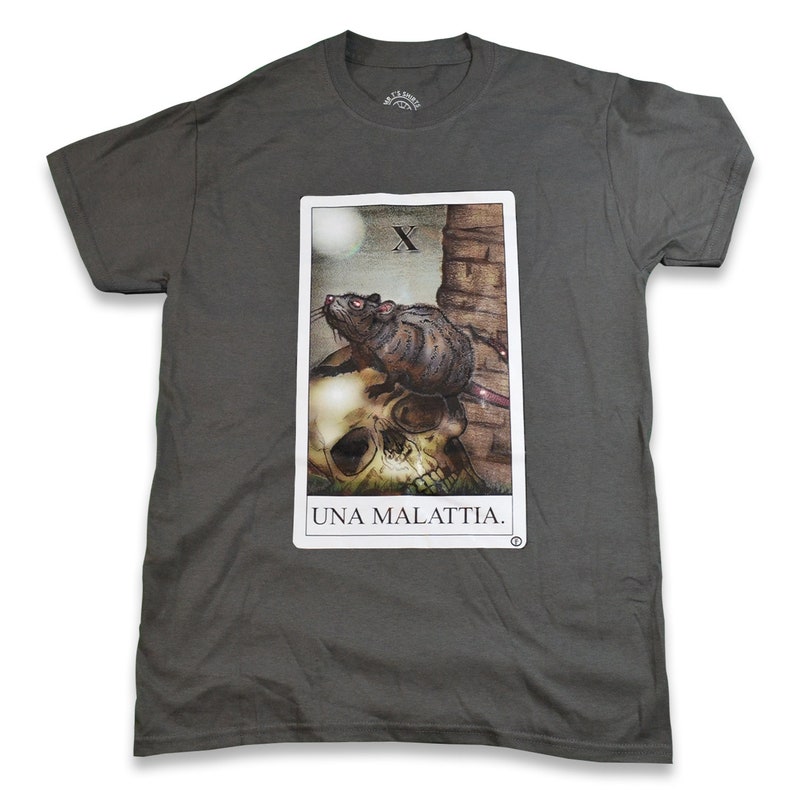 May include: A dark gray t-shirt with a white tarot card design featuring a rat sitting on a skull. The card reads "UNA MALATTIA."