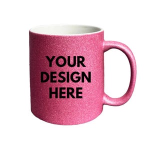 Puede incluir: Una taza de cer&aacute;mica rosa con purpurina, interior blanco y asa en el lado derecho. La parte frontal de la taza presenta el texto negro "YOUR DESIGN HERE" impreso en una fuente negrita sin remates, centrado sobre la superficie rosa brillante.