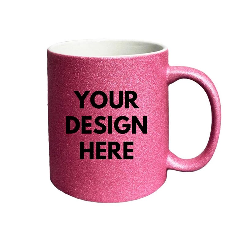 Puede incluir: Una taza de cer&aacute;mica rosa con purpurina, interior blanco y asa en el lado derecho. La parte frontal de la taza presenta el texto negro "YOUR DESIGN HERE" impreso en una fuente negrita sin remates, centrado sobre la superficie rosa brillante.