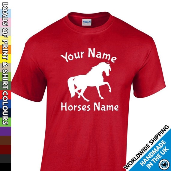 ¡Añade tus nombres a ti y a tus caballos! Ropa Ropa unisex para niños Tops y camisetas Camisetas Camisetas estampadas Camiseta personalizada para niños a caballo 