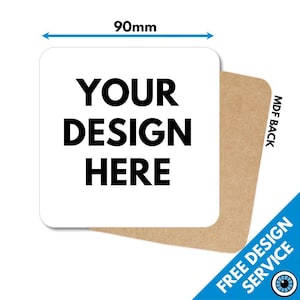 以下が含まれることがあります： 角が丸い正方形の白いコースターで、90mmです。「YOUR DESIGN HERE」の文字が太字の黒で表示されています。裏面はMDF製です。青と白のコーナーグラフィックには「FREE DESIGN SERVICE」と書かれています。